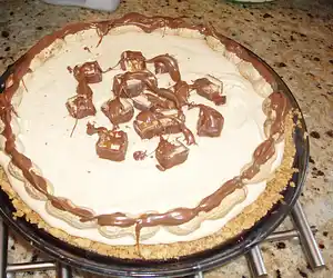 Cream Cheese Peanut Snickers Pie