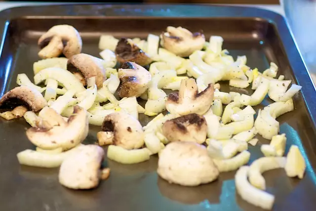 Spread the fennel and mushrooms o