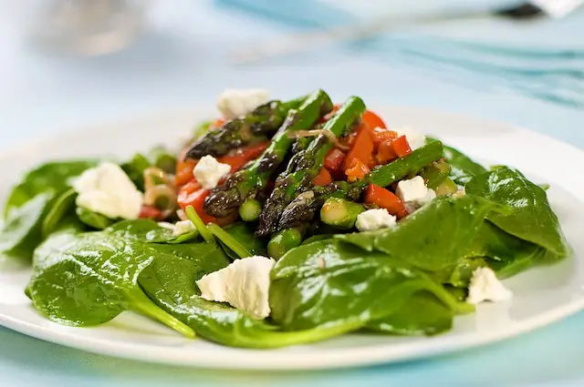 Seared Asparagus, Roasted Bell Pepper & Spinach Salad with Goat Cheese