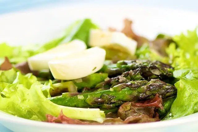 Refreshing Asparagus & Mixed Baby Greens Salad 