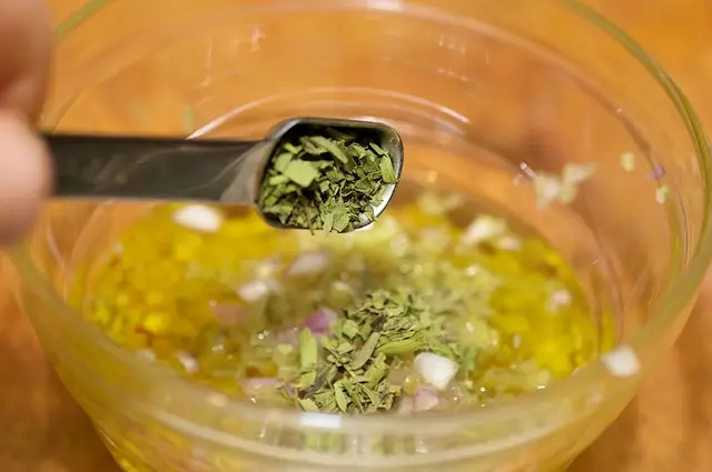 Add the tarragon leaves, fresh or dried.