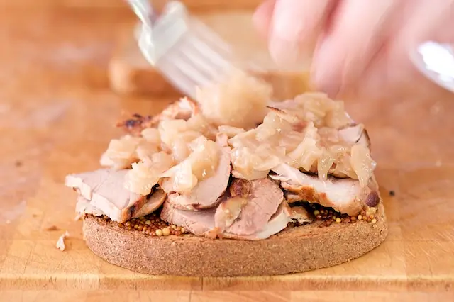 Add some onion marmalade as needed over the pork.