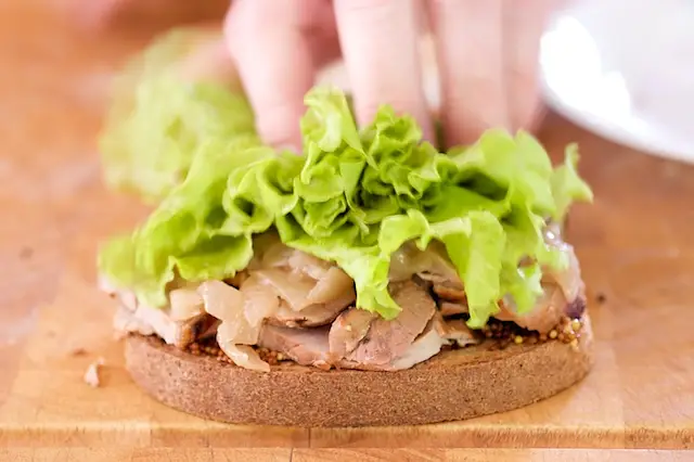 Put a few lettuce leaves. 