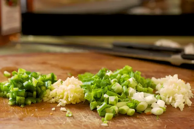 Mince the ginger, garlic, and chop the scallions, jalapeno peppers; set aside.