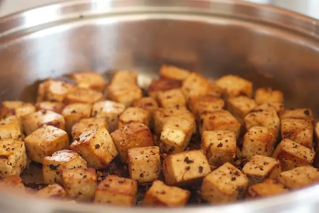 Here the tofu cubes are beautifully browned, place on a plate and set aside.