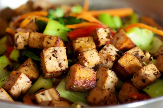Pour the mixed sauce into the cooked vegetables, stir in the cooked tofu cubes,