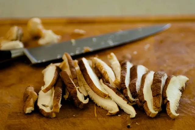 Remove the tough ends, slice the mushrooms into slices.