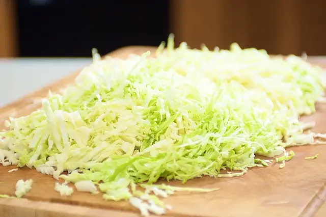 In a food processor, thinly slice the cabbage with a 4mm slicing dish or by hand. 