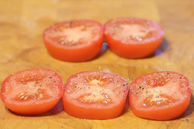 Sprinkle som salt and freshly ground black pepper.