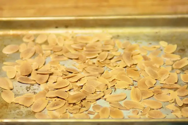 Toast the almonds in a toaster <a href="/how-to/it-pays-to-know-your-oven" title="It pays to know your oven">oven</a> at 350 F degrees for 10 minutes.