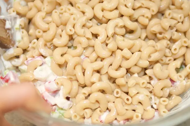 Add the cooked pasta and stir well.