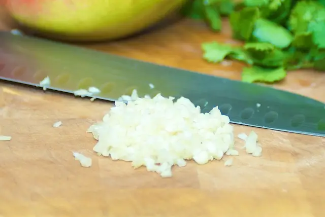 Then mince the garlic finely.