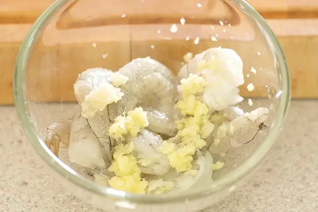 In a medium bowl. Mix together the shrimp, garlic, ginger and salt.