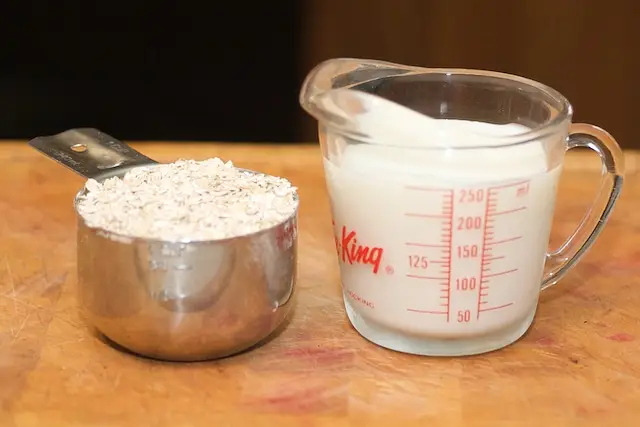 First measure 1 cup of each quick-cooking oats and 1 cup of milk.