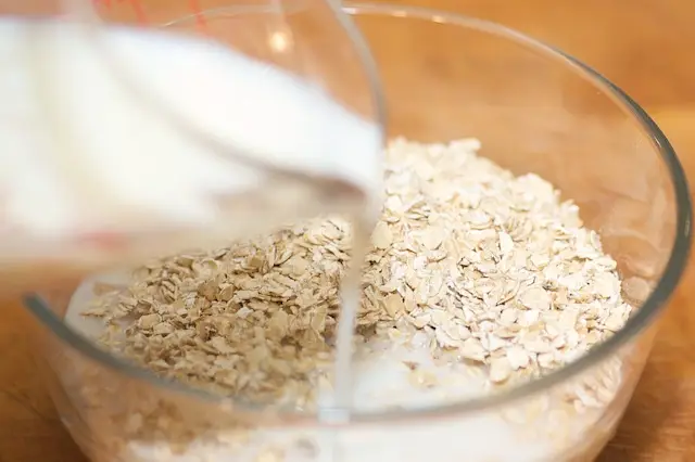 Add the oats into a medium bowl, pour the milk in.