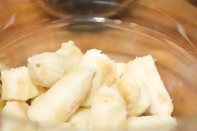 Peel the bananas, tear them into pieces, and add into a large mixing bowl.