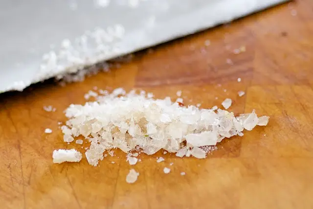 Crush rock sugar with cleaver handle, mix with soy sauce, reserve. 