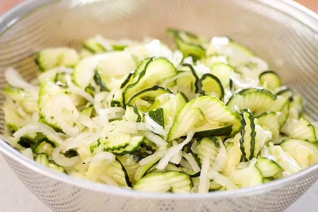 This is how the zucchinis and onions look like after overnight sitting in the frige.