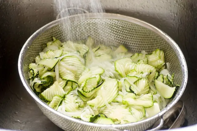 Drain and rinse the relaxed zucchini and onion very well.