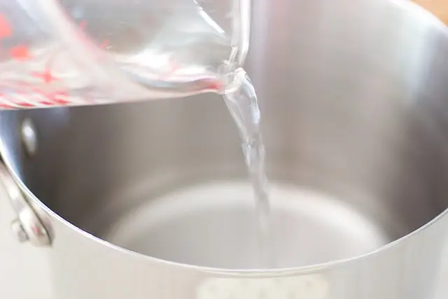 Pour the white vinegar into a saucepan.