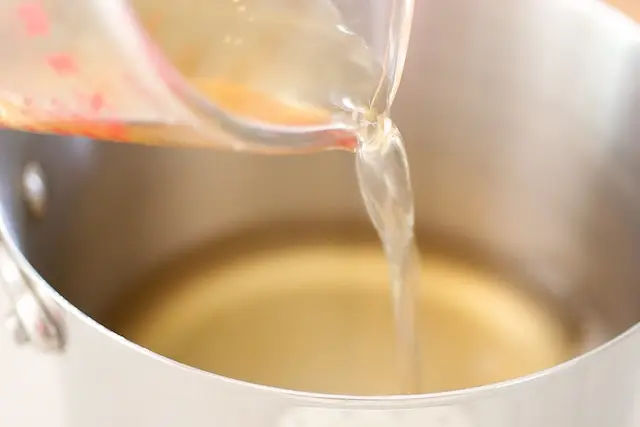 Pour the cider vinegar.