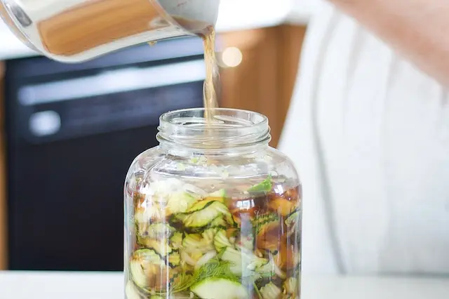 Time to pour the vinegar mixture into the jar.