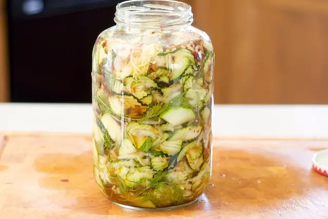 Here the quick zucchini pickles are well done.