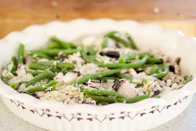 Mix cooked beans, mushrooms, onion, garlic and cheese in greased pie plate. 