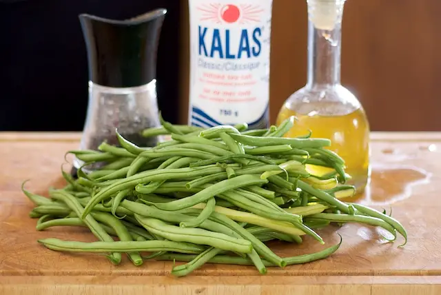 Mediterranean Roasted Green beans with Goat Cheese