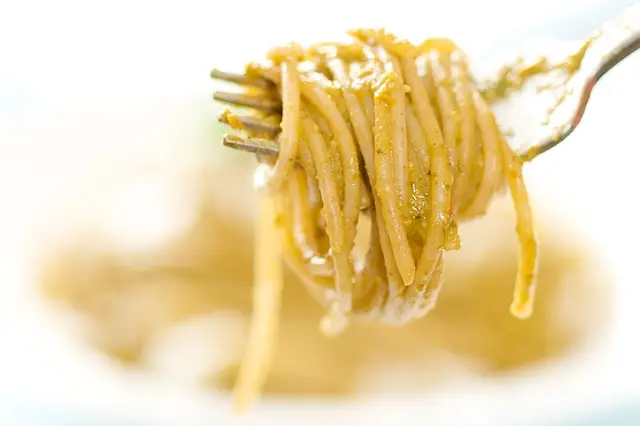 Tomato, Basil & Almond Pesto Pasta (Pesto alla Trapanese)