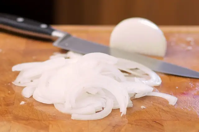 Thinly slice the onion.