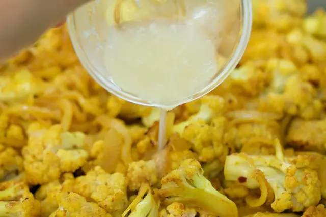 Lower the heat to medium low, pour the lemon juice into the pan.