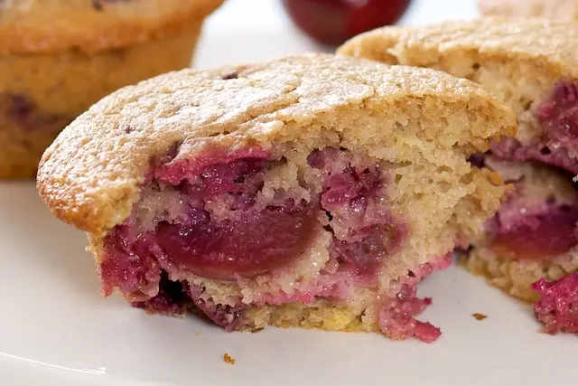 Hmmm, after the first bite, I was completely addicted, and right away I had three of these yummy muffins :)