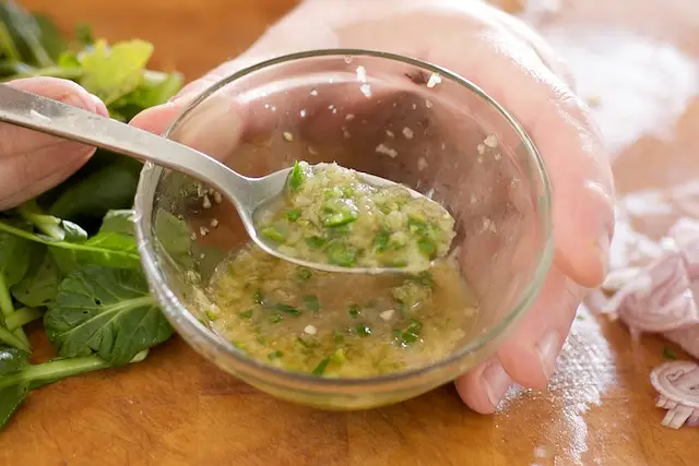 Add the honey, fish sauce, water, lime juice, ginger, garlic and thai chili in a bowl, whisk until well blended. 
