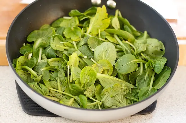 Meanwhile, add 2 teaspoons of olive oil in another nonstick skillet over medium heat until hot. 