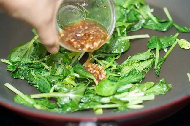 Pour in the remaining sauce. 