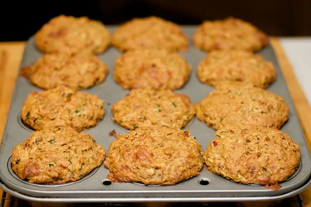 Bake for about 40 minutes until the top becomes golden and brown, inserting a wooden stick comes out almost clean. 