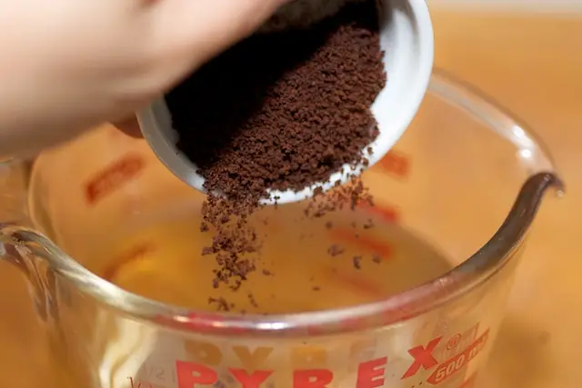 Add the instant coffee powder into water, let it dissolve and set aside. 