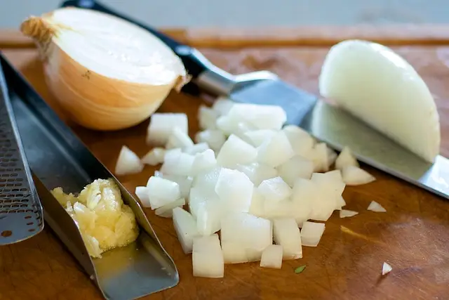 Freshly mince the garlic and chop the onions.