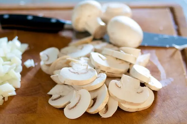 Clean the mushrooms with paper towel, and slice them.