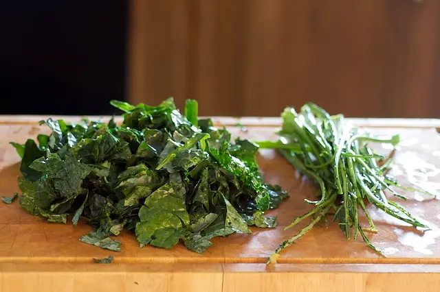 Remove the leaves from the stems, and roughly chop the leaves.