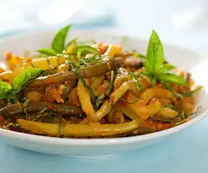 Braised Green Beans in Tomato-Garlic Sauce