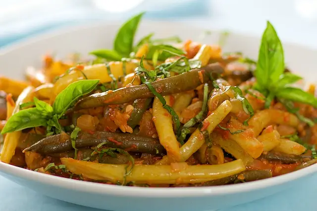 Braised Green Beans in Tomato-Garlic Sauce