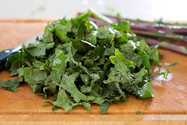 Meanwhile remove the leaves out of the stems, and coarsely chop the leaves.