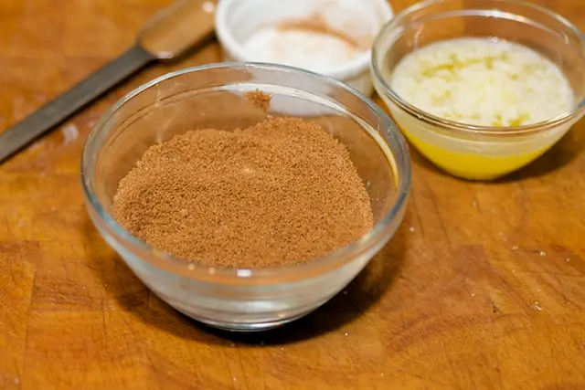 Mix well the brown sugar and cinnamon in a small bowl.