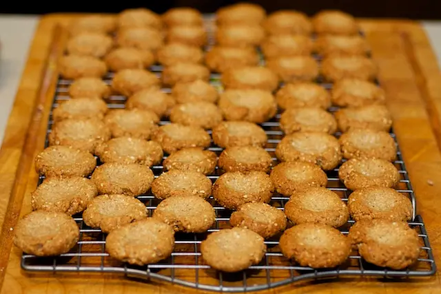 place the cookies onto a wire rack and let cool completely. 