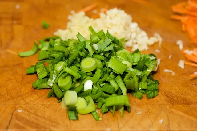 Chop up the garlic, ginger and scallions.