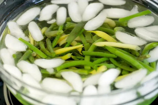 Greens beans in an ice water bath