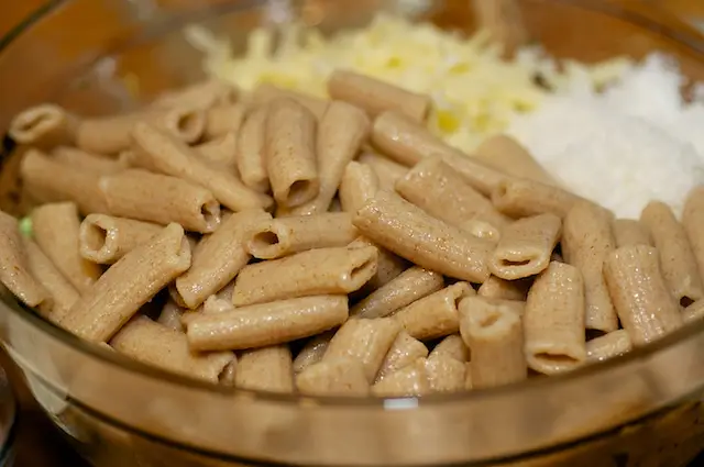 Add the drained pasta into the <a href="/how-to/ballistic-about-bowls" title="Ballistic About Bowls">bowl</a> as well. Stir well.