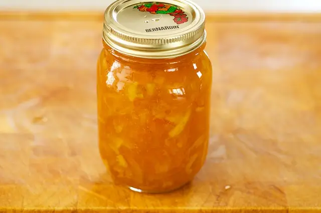Here you have the homemade marmalade.